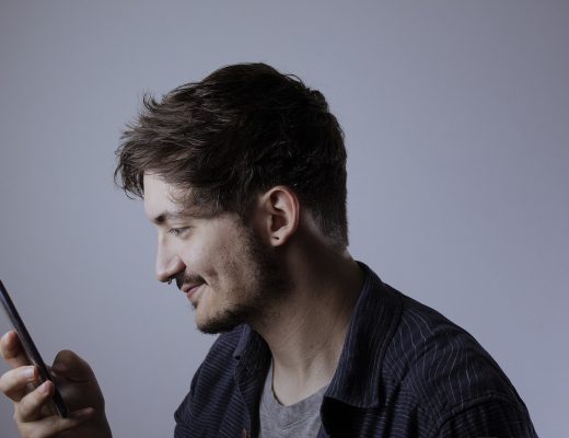迅雷手机版Android界面截图，显示下载任务列表与进度条，简洁的移动端下载管理界面，橄榄绿主题配色