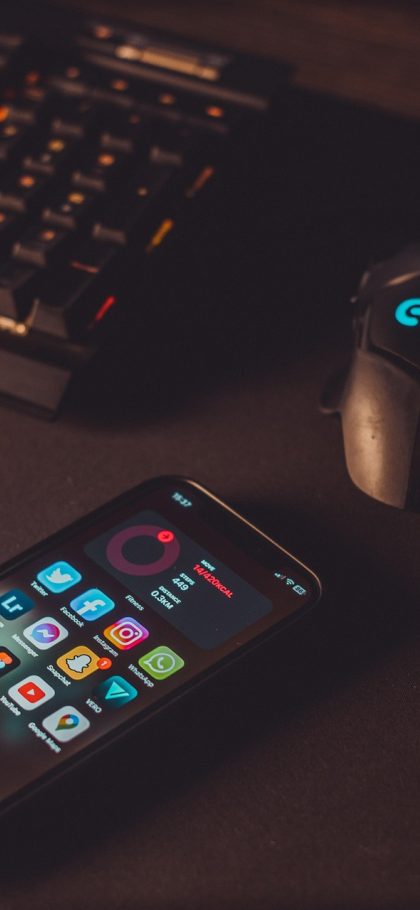 迅雷 App 设置界面截图，列表中包含下载设置、存储清理与权限管理三项，字体为细体无衬线